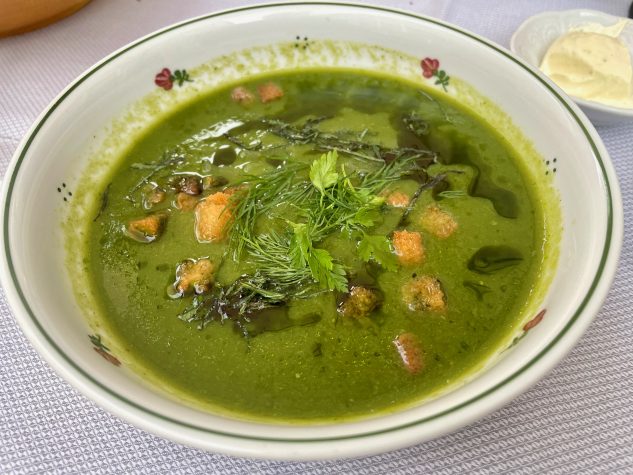 Gurkenkaltschale, Minze & Croutons