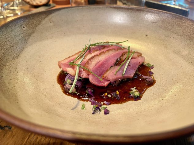 Ente von der Ferme des Sens, Monardensauce, Blumen des Moments