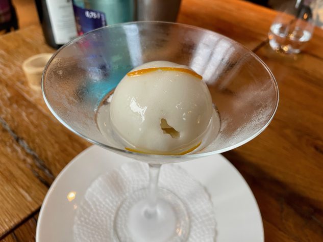 Limettensorbet mit Gin Eva Mallorca aufgegossen