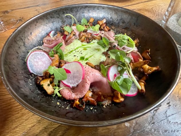 Scheiben vom Rosa Kalbstafelspitz mit grüner Sauce, Pfifferlingen, gehobeltem Eigelb & Kräutern