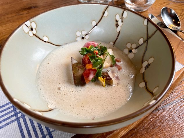 Geschäumte Artischocken-Crèmesuppe mit bretonischem Hummer, Artischocke & Tomate