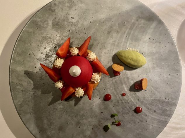 Erdbeeren, Confit, Vanille aus Madagaskar, Limetten und Basilikum, Sahnesorbet mit Basilikum