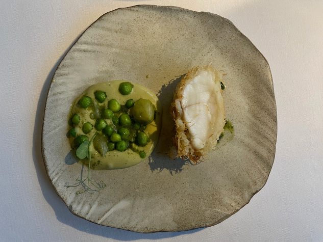 Seeteufel-Medaillon mit Kadaif-Nudeln, gedünstete Erbsen, Kräutercreme
